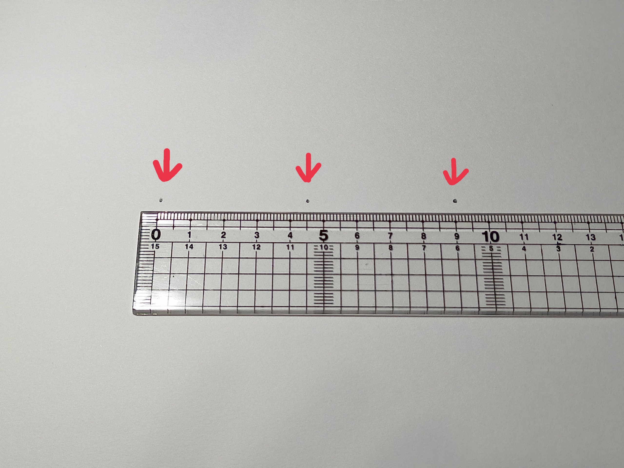 画用紙に0cm、9cmの位置に点を描く。 0cm～9cmの中点4.5cmの位置に点を描く。